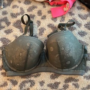 I am selling a green Aerie bra. The size is 36D